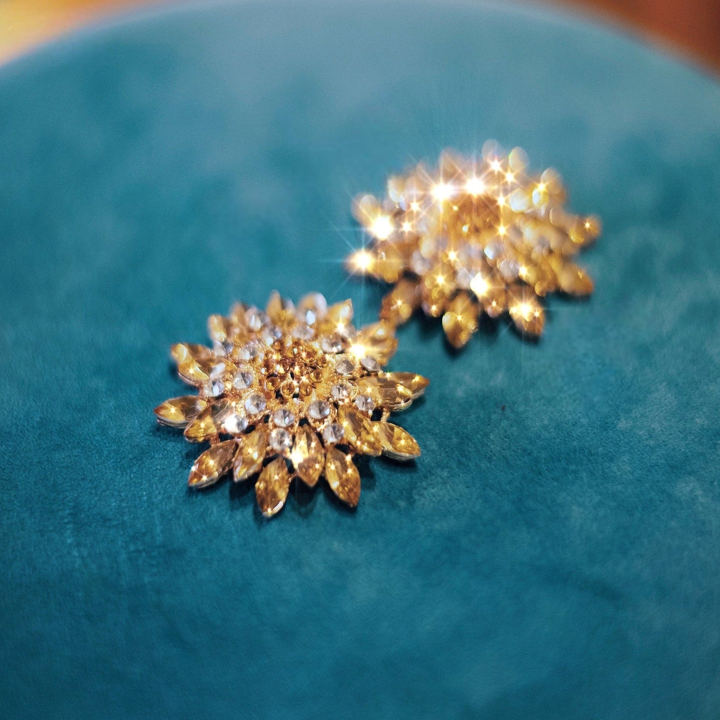 Bijoux de poitrine fleur dorée